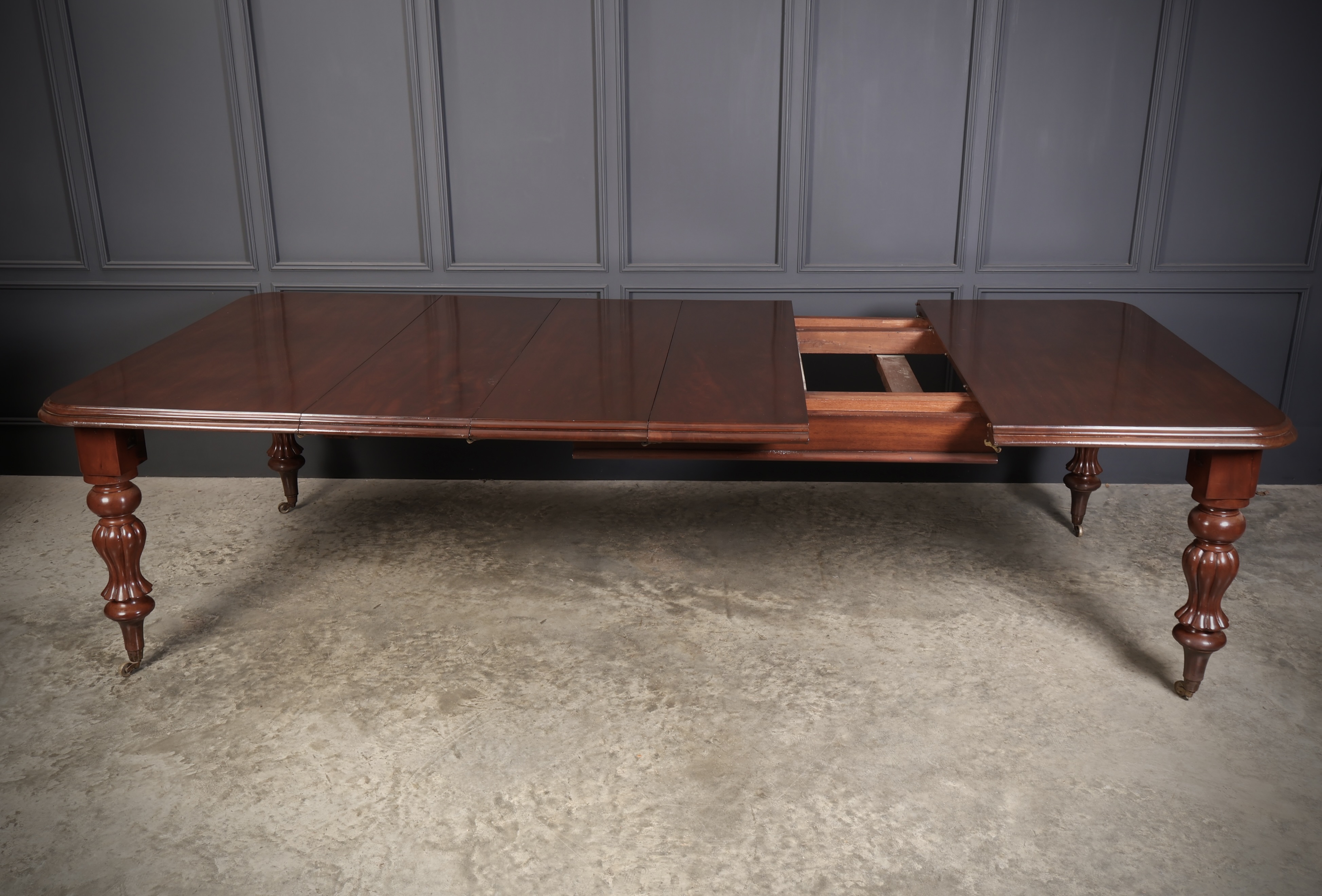 Early Victorian Mahogany Extending Dining Table - Image 12